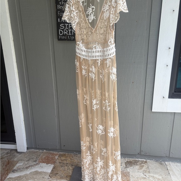 NWOT, Forever 21 Tan Pink Flutter Sleeve V-Neck Mesh Embroidered Gown - Picture 4 of 9